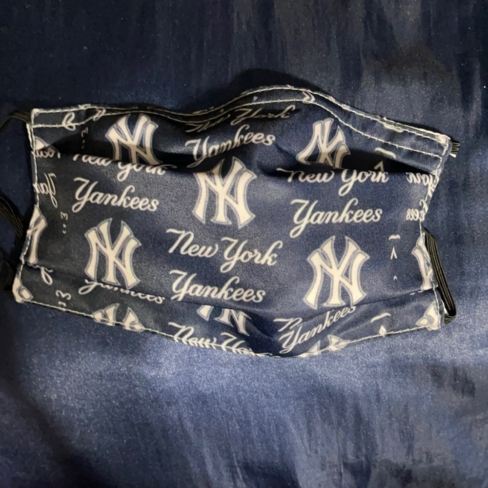 New kid’s NY Yankees face mask